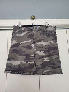 Democracy Sz 8 Camo Grey/Green  All Way Stretch Shorts